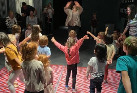 DR AHO MEG Des enfants imitent les gestes d'une animatrice dans une exposition du MEG à Genève