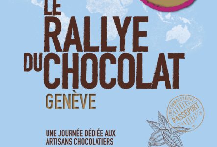 affiche fond bleu avec mappemonde blanche et titre de l'évènement Le rallye du chocolat de Genève 2025, date le samedi 4 octobre de 9h30 à 17h30, une journée dédiée aux artisans chocolatiers et dégustation de créations chocolatées.