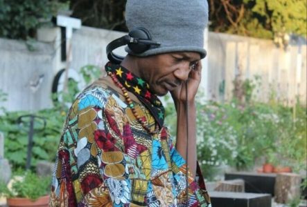 DR DJ Ras Mali derrière les platines