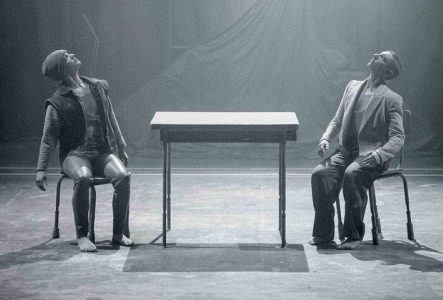 Sur cette image, on peut voir deux avatars assis sur une chaise chacun à une extrémité d'une table