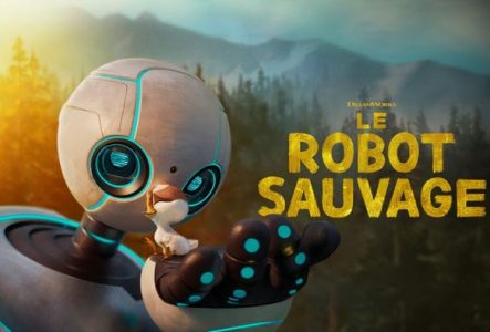Image du film d'animation Le robot sauvage. On observe un robot qui tient un petit oiseau blanc au bec jaune, en arrière plan, une forêt et des montagnes