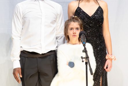 2 adultes et une enfant devant un micro