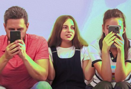 Trois personnes sur un canapé. Les deux adultes aux extrémités ont le nez rivé sur leur téléphone, l'ado au centre semble ne pas savoir quoi faire