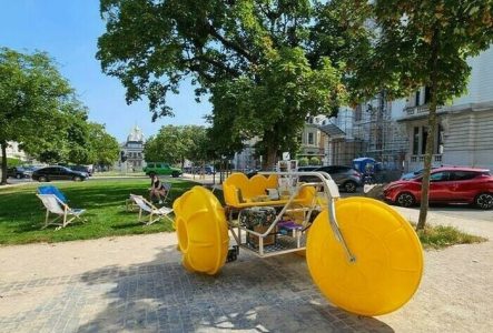 ©MAH La bibliomobile devant l'église russe avec des transats
