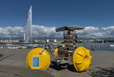 La bibliomobile devant le jet d'eau