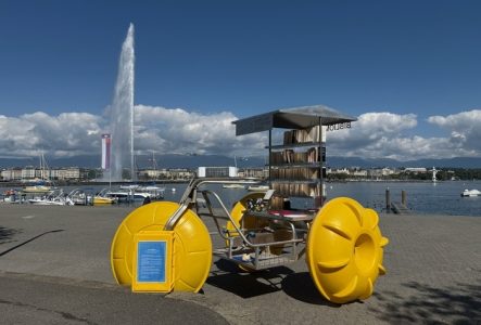La bibliomobile devant le jet d'eau