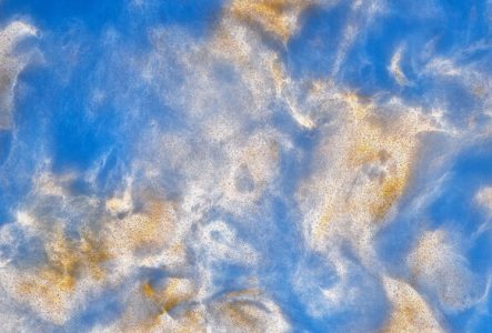 Œuvre de Brynjar Sigurðarson et Veronika Sedlmair, dit·es Studio Brynjar & Veronika. Il s'agit d'une fritte de verre fusionné de couleur bleu et orange qui peut faire penser à la représentation d'un ciel nuageux.