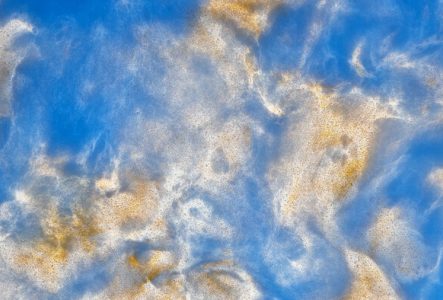Œuvre en fritte de verre fusionné. Le bleu et le blanc se mélange, faisant penser à un ciel nuageux ou l'écume de mer.