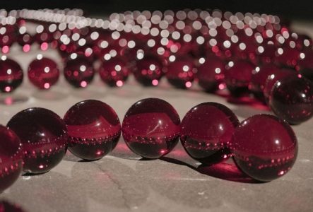 Œuvre de BYARS James Lee. Il s'agit d'une installation d'une multitude de boules rouge en verre mises les unes à côté des autres pour former des arabesques.