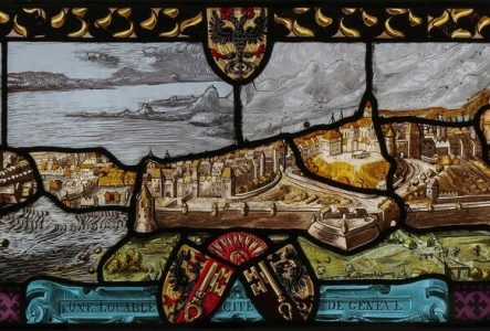 © Atelier Girardet Détail du « Vitrail de bienvenue aux armoiries de Genève, avec vue cavalière de la cité ». On y voit la cité de Genève.