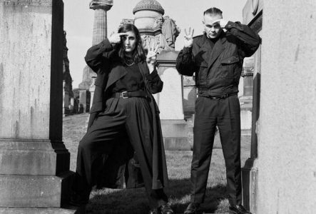 Marilena Photo en noir et blanc du duo Lebanon Hanover dans un cimetière