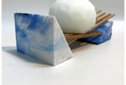 Des formes abstraite rassemblant à la cire, mais à base de plastique