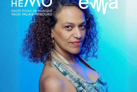 Leïla Olivesi sur fond bleu