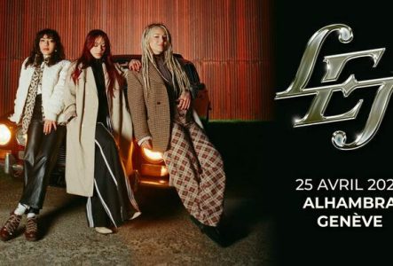 Les 3 membres du groupe posent sur le capot d'une voiture