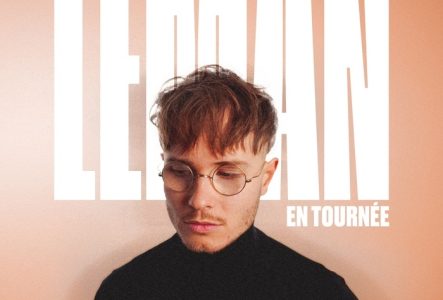 Léman Affiche du concert de Léman. Portrait du chanteur de face, portant un pull noir et des lunettes rondes, regard baissé. Fond beige clair avec le prénom « LÉMAN » écrit en grandes lettres blanches derrière lui. Mention « En tournée » en bas à droite.