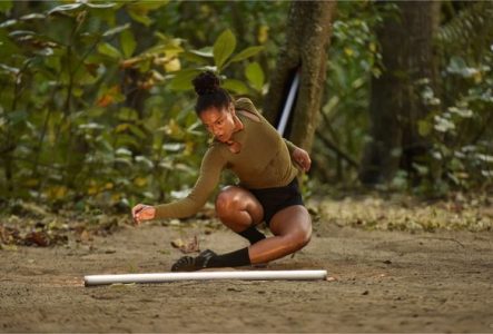 Une femme danse dans la jungle.