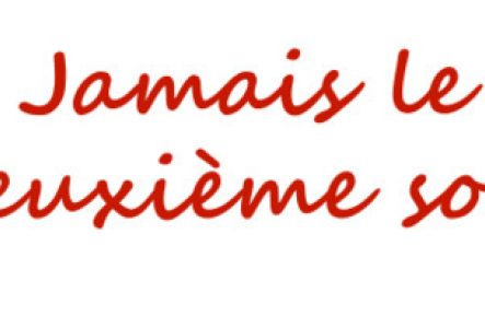 Nom de la pièce avec 2 mains écartant un rideau