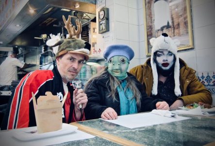 Les membres du groupe déguisé-es