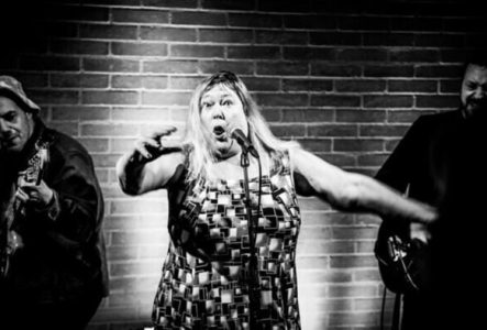 Photos en noir et blanc du groupe en live avec Loulou au centre