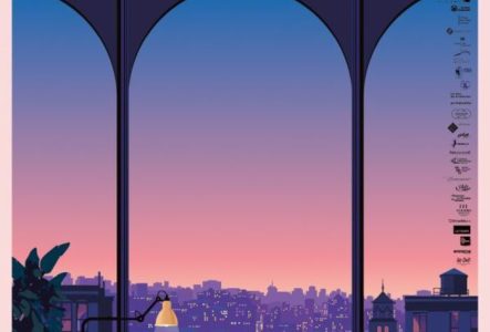 La scène montre une vue nocturne depuis un intérieur sombre à travers trois grandes fenêtres arquées. Au premier plan, une platine vinyle et un cocktail sont éclairés par une lampe de bureau. À l'extérieur, on découvre un panorama urbain au crépuscule, sous un ciel dégradé de bleu, violet et rose.