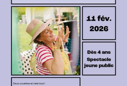 Image d'une femme avec un t-shirt rayé blanc et rouge et un chapeau de paille sur la tête.