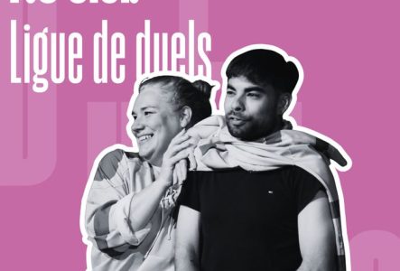 le titre du spectacle avec 2 personnes debout
