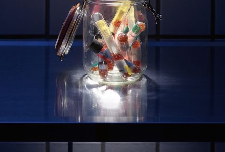 Bocal en verre avec à l'intérieur des tubes en verres avec des graines