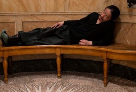 Personne couchée sur un banc