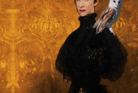 une femme et un oiseau