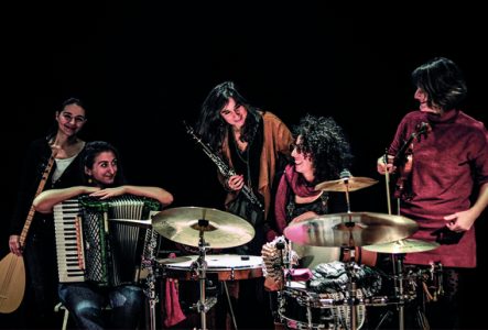 ©MJM Les cinq musiciennes avec leurs instruments