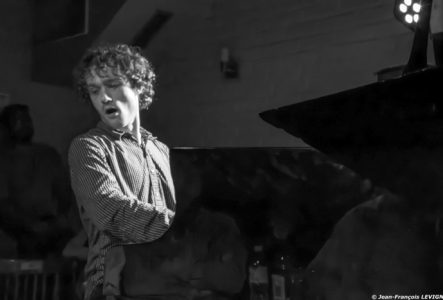 Levi Harvey à son piano