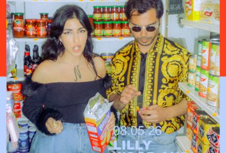 Photos en couleur du duo français Lilly Wood And The Prick dans une épicerie