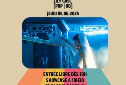 Une femme habillée en robe de mariée sur une scène