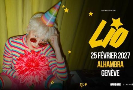 Photo de Lio dans une tenue festive et colorée