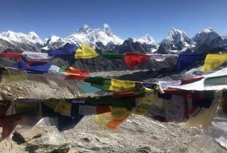Panorama des sommets de l'Himalaya et drapeaux tibétains au premier plan