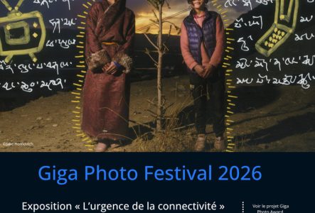 Deux jeunes filles se tiennent de part et d’autre d’un arbre dans un paysage de montagne au coucher du soleil. L’image est entourée d’annotations manuscrites en tibétain et de dessins représentant des outils de communication. Cette photographie fait partie du projet Médecin de campagne tibétain de Jake Homovich, présenté dans le cadre de l’exposition « L’Urgence de la connectivité ».