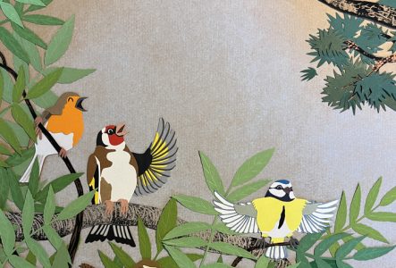 une illustration en couleur et papier découpé qui représente 4 oiseaux de différentes couleurs, sur une branche d'arbre