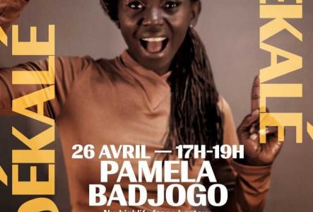 Une dame souriante avec ses doigts en mouvement