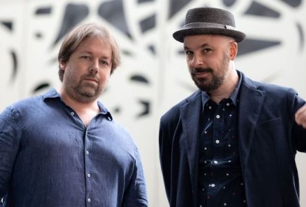 Je vois les deux musiciens