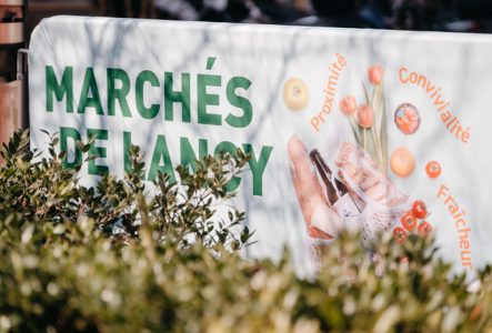 On voit un vauban avec une bâche entouré de verdure qui fait la publicité pour les marchés de Lancy