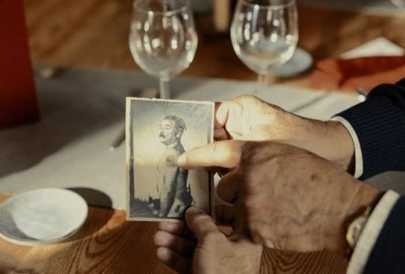 Des mains qui tiennent une vieille photo