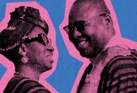 Image graphique de style affiche ou visuel promotionnel. Deux personnes sont représentées de profil, face à face, au centre de l’image. Les deux portent des lunettes foncées et des vêtements à motifs rayés.
L’image utilise une palette de couleurs limitée et très contrastée : les silhouettes sont traitées en noir et rose vif, tandis que l’arrière-plan est bleu. Un effet de trame, rappelant les techniques d’impression ou de sérigraphie, recouvre l’ensemble du visuel.
La personne située à gauche…