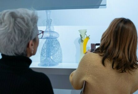 Vue de l'exposition "Marie Ducaté. Simultanés" avec deux visiteuses