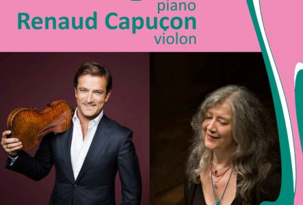 DR Sur un fond rose, affiche de la soirée avec les noms des artistes