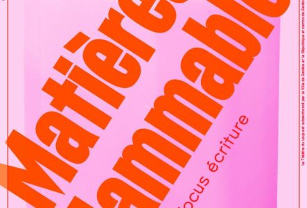 Un bidon à essence en rose, avec le texte "Matières inflammables" écrit en grand qui traverse l'affiche du bas vers le haut. "Focus écriture"