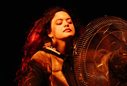 DR Mayara Yamada est une artiste, performeuse et DJ originaire de l’Amazonie brésilienne.