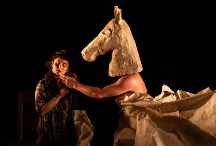 @ Un centaure avec une tête de cheval en papier a un geste tendre envers le visage d'une femme qui a les yeux fermés