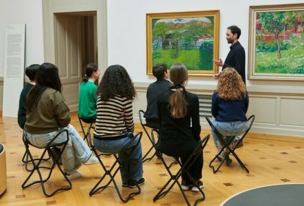 Groupe de personnes en train de méditer dans une salle du musée