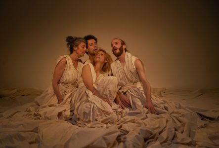 4 danseurs accroupis dans un amoncellement de dras blancs