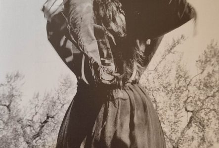 Photo sépia d'une femme agitant ses avant-bras